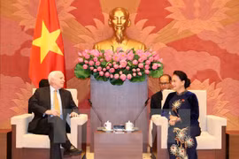Presidenta del Parlamento de Vietnam recibe a senador estadounidense 