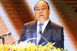 Premier Xuan Phuc exhorta a impulsar atención a personas con méritos revolucionarios