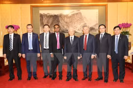 Líder partidista vietnamita recibe a dirigentes de AIIB y de grupo Sunwah 
