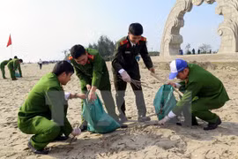 Jóvenes vietnamitas inician campaña de limpieza del mar en Thanh Hoa