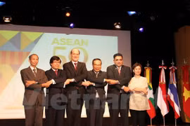  ASEAN celebra su aniversario 50 en Indonesia 