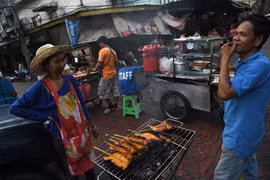 Eliminarán en Bangkok puestos de comida callejera