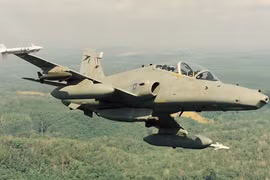 Mueren pilotos en accidente de caza de combate en Malasia