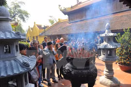 Visitan pagoda en primeros días del Año Nuevo