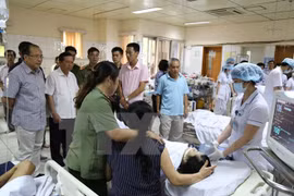 Vicepremier de Vietnam atiende directamente incidente médico grave en Hoa Binh