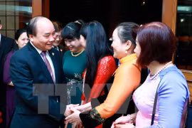 Premier Xuan Phuc dialoga con vietnamitas residentes en Filipinas
