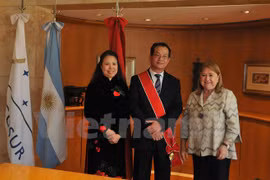 Argentina concede Orden de Mayo de Gran Cruz al embajador vietnamita