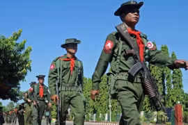 Miles de personas marchan en Myanmar para expresar apoyo al ejército