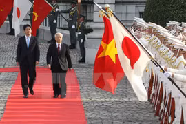 Visita de Shinzo Abe abre nueva perspectiva para nexos Vietnam-Japón