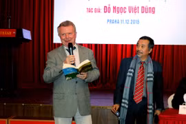Asociación de literatos checos condecora a escritor vietnamita