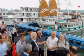 Presidente de Israel visita Bahía de Ha Long