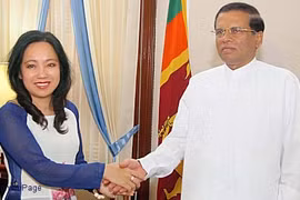 La embajadora de Vietnam en Sri Lanka y Maldivas, Phan Kieu Thu, y el presidente de Sri Lanka, Maithripala Sirisena