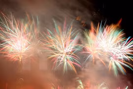  Fuegos artificiales brillan en el cielo de Da Nang