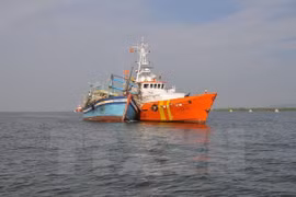 Rescatan a pescadores vietnamitas accidentados en el mar