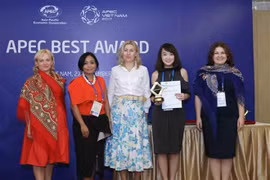 Empresarias vietnamitas reciben premios del APEC