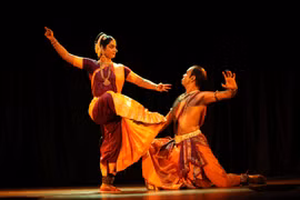 Abren en Hanoi clase gratuito de danza tradicional india