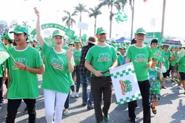 Realizan caminata en Hanoi en saludo a la Hora del Planeta