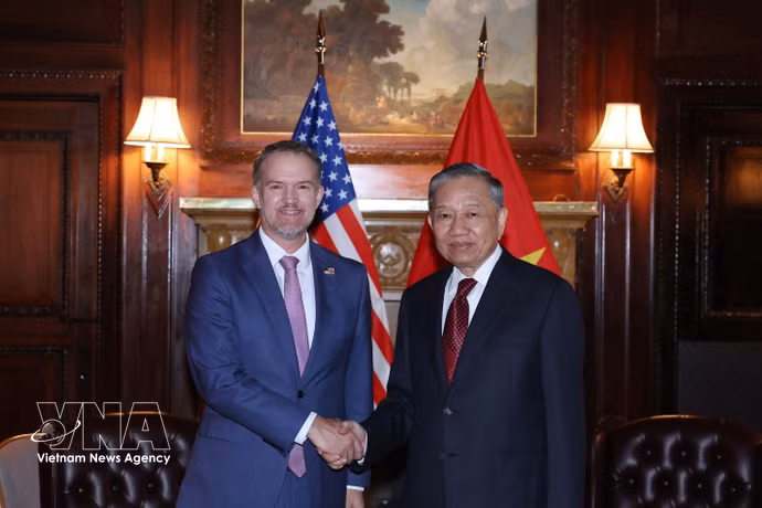 El secretario general del Partido y presidente del Estado, To Lam, recibe al embajador Jamieson Greer, representante comercial de Estados Unidos (USTR). Foto: VNA