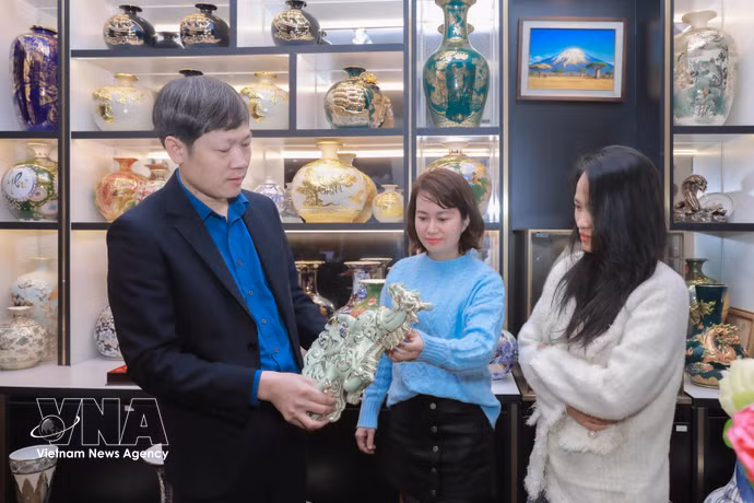 Nguyen Van Luc, vicepresidente y secretario general de la Asociación de Cerámica para el Hogar de Vietnam, destacó la necesidad de diversificar la oferta, garantizar la calidad y reforzar la promoción para preservar el prestigio de las marcas artesanales. Foto: VNA.