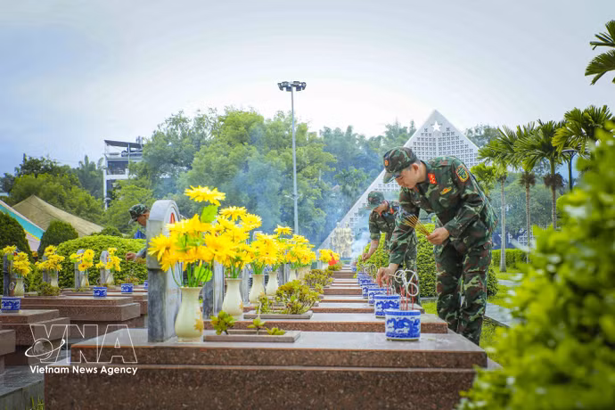 Los soldados del Comando Militar de la provincia de Dien Bien rinden homenaje y encienden incienso ante las tumbas de los Héroes y Mártires en el Cementerio de Mártires A1 antes de proceder a la exhumación para recoger muestras. Foto: VNA