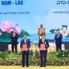 El primer ministro de Vietnam, Le Minh Hung, y su homólogo de Laos, Saleumxay Kommasith, presencian la entrega de certificados de inversión y la firma de acuerdos de cooperación en materia de inversión entre empresas de ambos países. Foto: VNA.