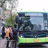 Pasajeros suben a un autobús eléctrico en la calle Minh Khai, en Hanói. (Foto ilustrativa: VNA)