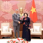 La vicepresidenta de la Asamblea Nacional de Vietnam, Nguyen Thi Hong, y el secretario general del MIU, Miguel Mejía (Fuente: VNA)