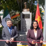 El embajador de Hanoi en México, Nguyen Van Hai, y la alcaldesa de Acapulco, Abelina López Rodríguez (Fuente: VNA)