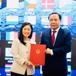 El ministro de Ciencia y Tecnología, Vu Hai Quan, recibe documentos de manos de la embajadora de Estados Unidos en Vietnam, Jennifer Wicks. Foto: Ministerio de Ciencia y Tecnología