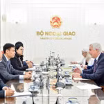 El viceministro Dang Hoang Giang y el viceministro Glenn Purves intercambiaron opiniones sobre las directrices para promover la Asociación Integral entre Vietnam y Canadá. (Foto: baoquocte.vn)