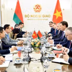 En la reunión entre el ministro de Relaciones Exteriores de Vietnam, Le Hoai Trung, y su homólogo de Belarús, Maxim Ryzhenkov (Fuente: VNA)