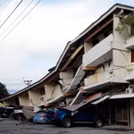 Un edificio se derrumbó y varios vehículos resultaron dañados tras un terremoto en Penonome, provincia de Coclé, en el centro de Panamá, el 9 de octubre de 2026. Foto: Xinhua/VNA