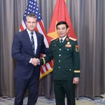 El general Phan Van Giang y el secretario de Guerra Pete Hegseth (Foto: qdnd.vn)