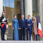 El presidente francés Emmanuel Macron y su esposa dan la bienvenida al secretario general del Partido Comunista de Vietnam y presidente del país, To Lam, y a su cónyuge. Foto: VNA