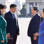El presidente del Parlamento de Mongolia, Sandag Byambatsogt, y su esposa, Gantsetseg Tsendsuren, junto con el presidente de la Asamblea Nacional de Vietnam, Tran Thanh Man, y su cónyuge, Nguyen Thi Thanh Nga, en la ceremonia oficial de bienvenida el 10 de septiembre de 2026. Foto: VNA
