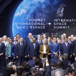 El secretario general del Partido Comunista de Vietnam y presidente del país, To Lam, y líderes de otros países asisten a la sesión oficial de la Cumbre Espacial. Foto: VNA