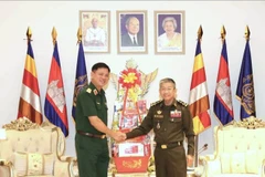 El teniente general Nguyen Truong Thang (izquierda) y el general Chay Saingyun, secretario de Estado del ministerio de Defensa Nacional de Camboya (Fuente: VNA)