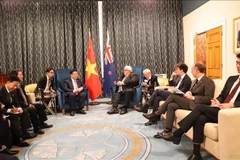 En el encuentro entre el miembro del Buró Político del Partido Comunista de Vietnam, Nguyenx Trong Nghia y el titular de la Cámara de Representantes de Nueva Zelanda, Gerry Brownlee (Fuente: VNA)