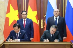 El primer ministro Pham Minh Chinh y y su par de Rusia, Mikhail Mishustin, presencian la ceremonia de firma del Acuerdo de cooperación para la construcción de una central nuclear en Vietnam. Foto: VNA.