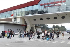 Grupos de turistas nacionales e internacionales en el puerto fronterizo internacional Huu Nghi (Fuente: VNA)