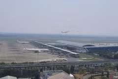 Un avión despegando de la pista del Aeropuerto Internacional Soekarno-Hatta en Yakarta. (Foto: ANTARA)