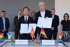 En la ceremonia de firma (Fuente: VNA)
