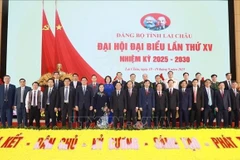 El general Trinh Van Quyet, secretario del Comité Central del Partido Comunista de Vietnam (PCV) y jefe del Departamento General de Política del Ejército Popular, posa para una foto de grupo con los líderes de la provincia de Lai Chau. (Foto: VNA)