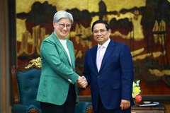 El primer ministro de Vietnam, Pham Minh Chinh, recibe a la ministra de Relaciones Exteriores de Australia, Penny Wong (Fuente: VNA)