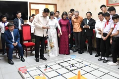 Los delegados experimentan y disfrutan actuaciones de robots (Fuente: VNA)