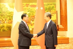 El vicepresidente de la Asamblea Nacional de Vietnam, Tran Quang Phuong (izquierda) y Zhao Leji, titular del Comité Permanente de la Asamblea Popular Nacional de China. (Foto: VNA)