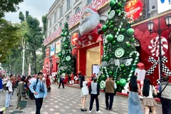 Las calles que conducen al corazón de Ciudad Ho Chi Minh rebosaban de multitudes festivas (Foto: chinphu.vn)