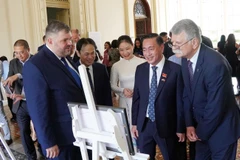 Presidente del Parlamento húngaro asiste a exposición fotográfica sobre Ciudad Ho Chi Minh