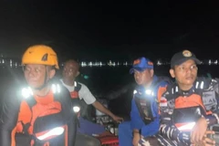 El equipo conjunto de búsqueda y rescate (SAR) realiza la búsqueda de las víctimas del barco Long Boat, hundido en el estrecho de Grandma, aguas de la ciudad de Batam, islas Riau, el 25 de junio de 2025. (Foto: voi.id)