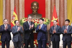 El presidente de Vietnam, Luong Cuong (tercero de derecha) recibe en Hanoi al presidente del Gobierno español, Pedro Sánchez (tercero de izquierda (Fuente: VNA)